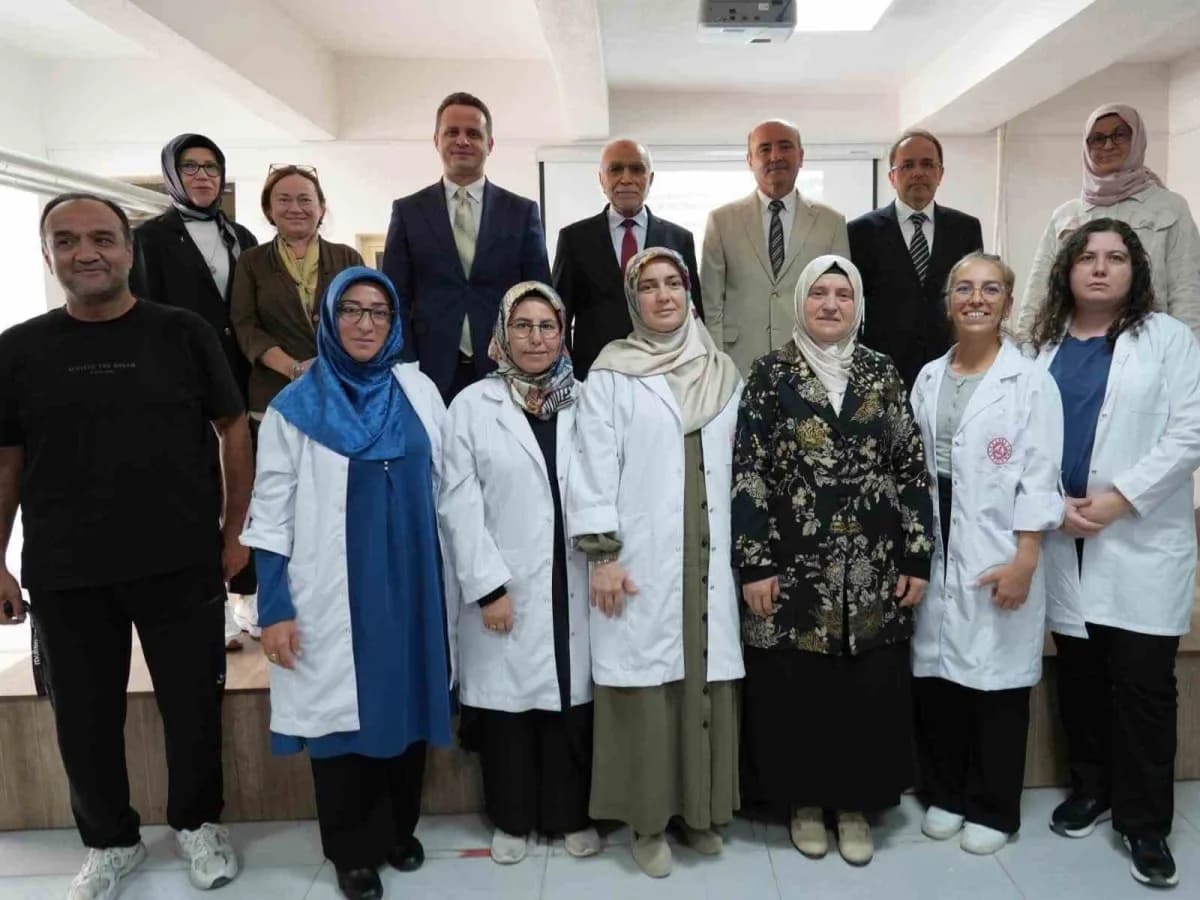 Muğla Kız Anadolu İmam Hatip Lisesi’nde yazar Mustafa Turan öğrencilerle söyleşi yaparken