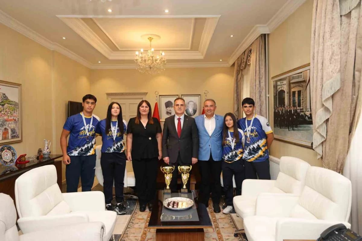 Muğla Valisi Dr. İdris Akbıyık, Türkiye şampiyonu Sarsala Spor Kulübü rafting sporcularıyla birlikte