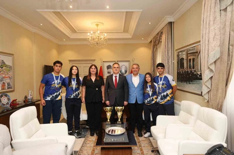 Muğla Valisi Dr. İdris Akbıyık, Türkiye şampiyonu Sarsala Spor Kulübü rafting sporcularıyla birlikte