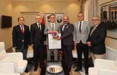 Muğla tarımsal sulama projesi ekibi Vali İdris Akbıyık’a IPMA Bronz Ödül takdiminde bulunuyor
