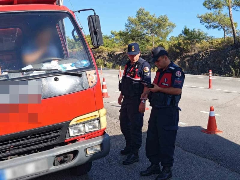 Muğla İl Jandarma Komutanlığı Trafik Jandarma Timleri trafik denetimi yaparken