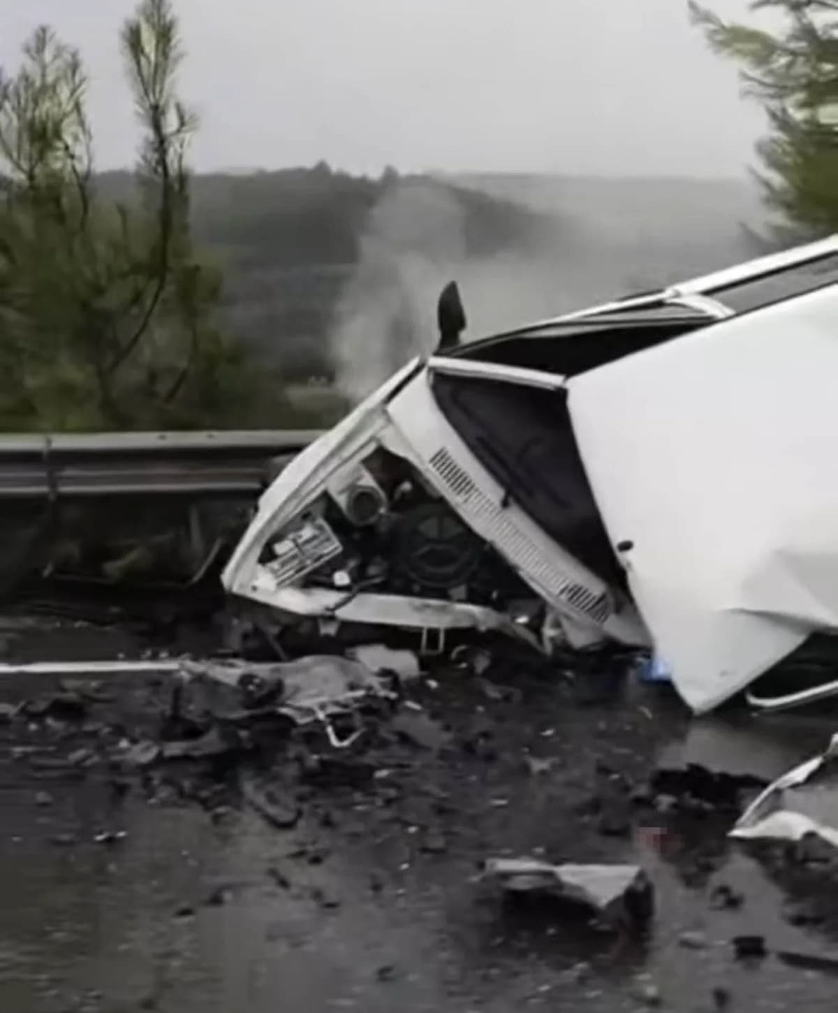 Muğla Ula ilçesinde iki otomobilin çarpışması sonucu meydana gelen trafik kazasında araçlar hasar gördü