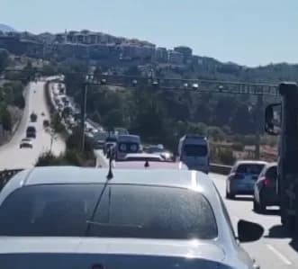 Muğla Yatağan karayolu üzerinde üç aracın karıştığı zincirleme trafik kazası sonrası oluşan araç kuyruğu