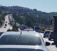 Muğla Yatağan karayolu üzerinde üç aracın karıştığı zincirleme trafik kazası sonrası oluşan araç kuyruğu