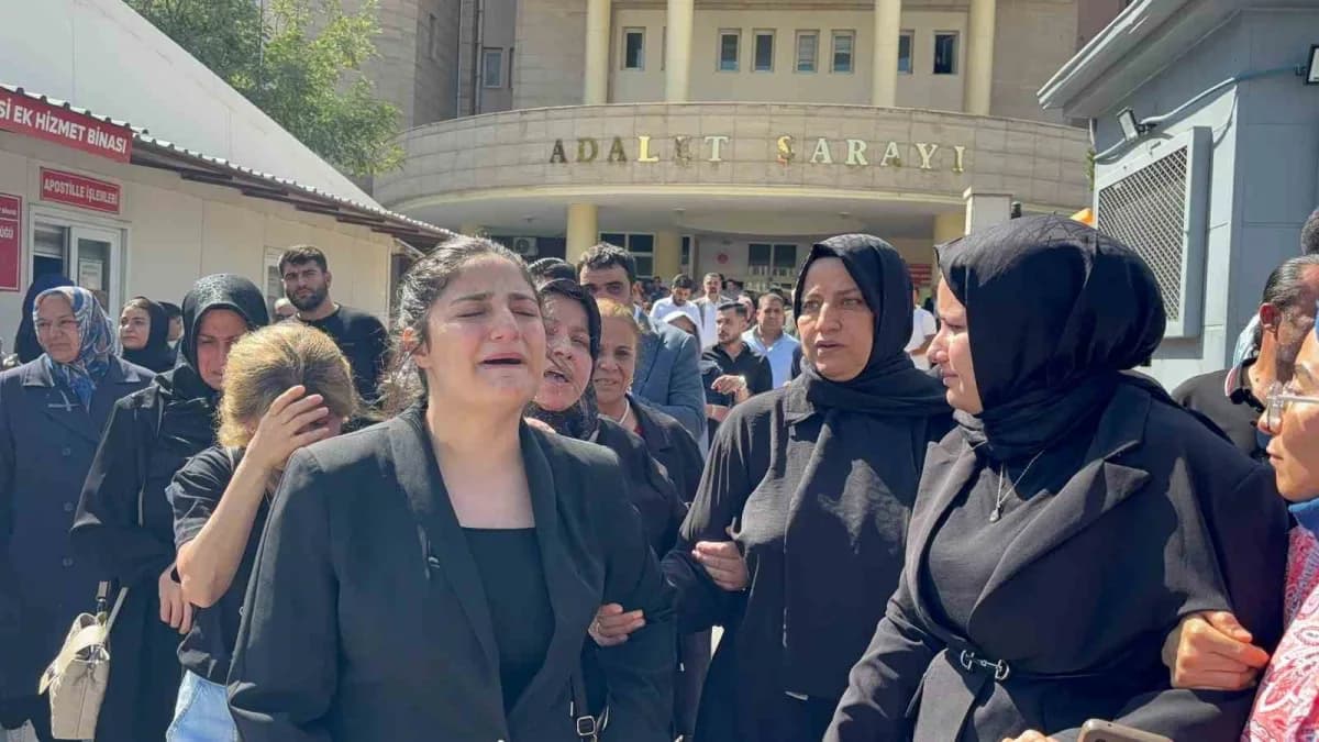 Anne Nebihe (Ortada), abla Pınar (Sağda) ve abla Yağmur (Solda) gözyaşlarını tutamadı.