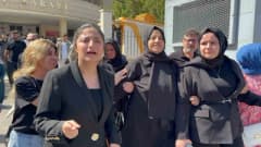 Şanlıurfa Bozova'da marangoz atölyesinde yaşanan olay sonrası adliye binası önünde bekleyen aile ve yakınları