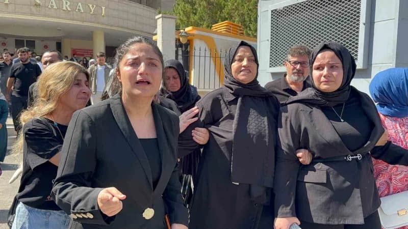 Şanlıurfa Bozova'da marangoz atölyesinde yaşanan olay sonrası adliye binası önünde bekleyen aile ve yakınları