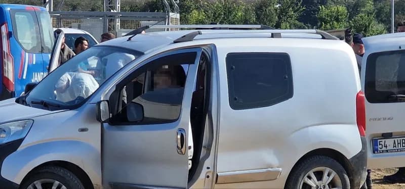 Mahalle Muhtarı, hafif ticari aracının içerisinde başından vurulmuş halde ölü bulundu.
