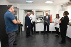 Mülkiye Başmüfettişi Dr. Atilla Şahin, Aydın Ticaret Borsası Laboratuvarı’nda inceleme yaparken