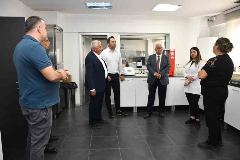 Mülkiye Başmüfettişi Dr. Atilla Şahin, Aydın Ticaret Borsası Laboratuvarı’nda inceleme yaparken