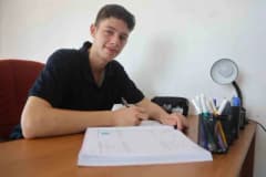 Hatay’da yaşayan Münir Basri, 3 kardeşiyle paylaştığı odada ders çalışırken