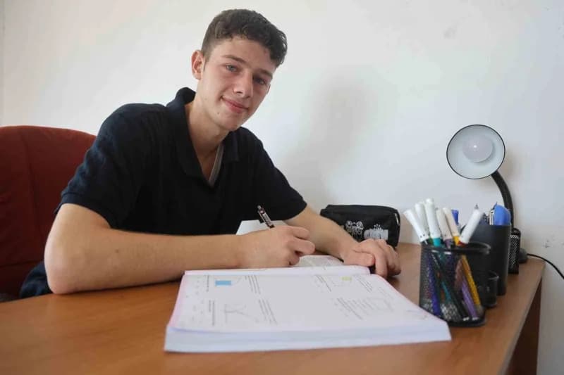 Hatay’da yaşayan Münir Basri, 3 kardeşiyle paylaştığı odada ders çalışırken