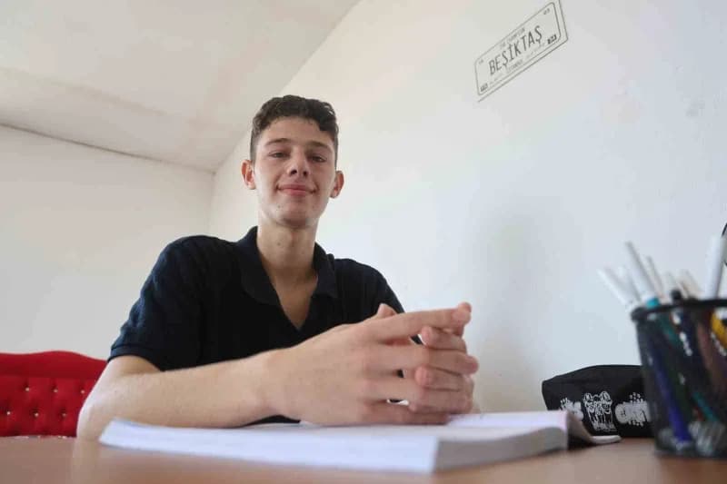 Yaşadığı zorlukları aşarak hayaline ulaşan Münir, beyaz önlüğünü giyip Türkiye Cumhuriyeti vatandaşı olarak doktorluk ya
