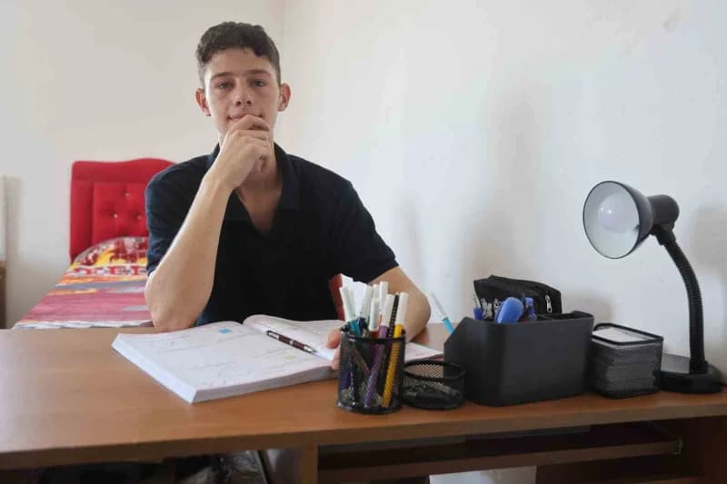 Suriye'deki iç savaştan kaçarak 7 yaşında Hatay'a gelen, 6 Şubat depremini de yaşayan Münir Basri, tüm zorluklara rağmen