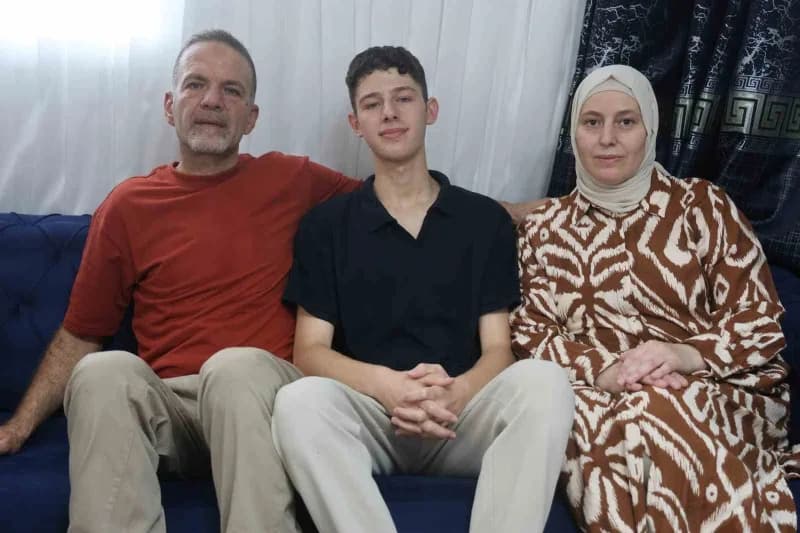 Soldaki baba Muhammed Atıf, ortadaki Münir Basri ve sağdaki anne Dima Atıf