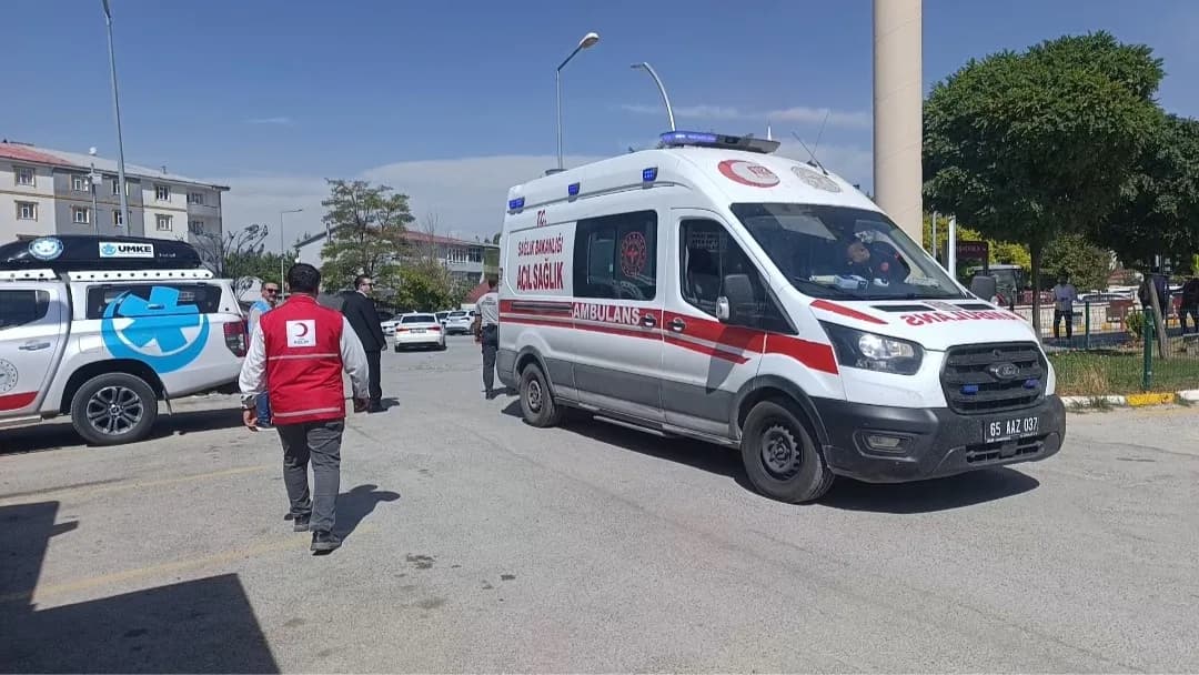 Van Muradiye Devlet Hastanesi’nde AFAD ve Kızılay iş birliğiyle gerçekleştirilen afet tatbikatından görüntü