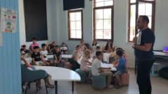 Van Muradiye Bebek ve Çocuk Kütüphanesi’nde çocuklar masal dinliyor ve anneler el emeği atölyesinde çalışıyor