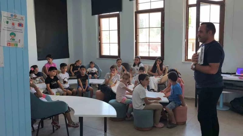 Van Muradiye Bebek ve Çocuk Kütüphanesi’nde çocuklar masal dinliyor ve anneler el emeği atölyesinde çalışıyor