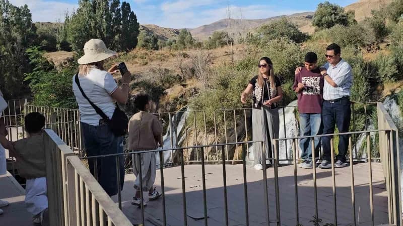 Şelaleyi ziyaret eden İranlı gezginler, bölgenin doğal güzelliklerinden duydukları memnuniyeti dile getirirken, bol bol