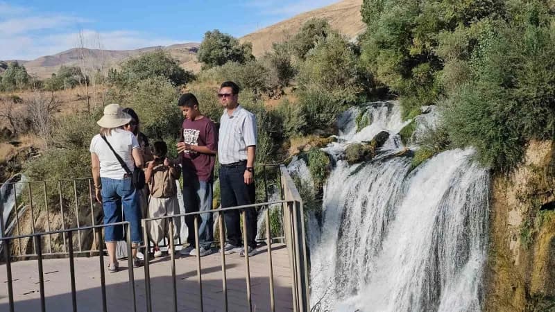 Şelaleyi ziyaret eden İranlı gezginler, bölgenin doğal güzelliklerinden duydukları memnuniyeti dile getirirken, bol bol