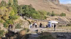 Van Muradiye Şelalesi'nin doğal güzelliği ve çevresinde fotoğraf çeken İranlı turistler