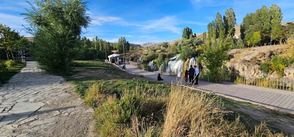 İranlı gezginlerden Muradiye Şelalesi’ne büyük ilgi