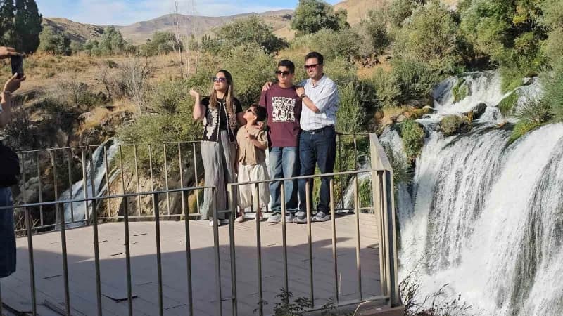 Şelaleyi ziyaret eden İranlı gezginler, bölgenin doğal güzelliklerinden duydukları memnuniyeti dile getirirken, bol bol
