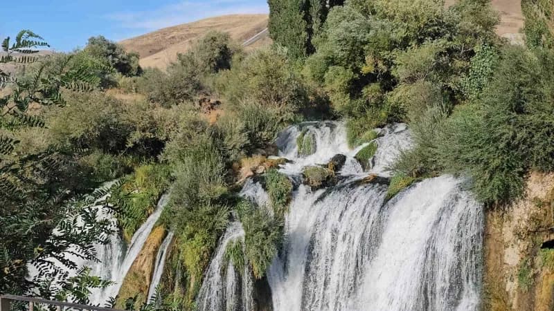 İranlı gezginlerden Muradiye Şelalesi’ne büyük ilgi