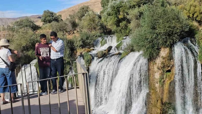 Şelaleyi ziyaret eden İranlı gezginler, bölgenin doğal güzelliklerinden duydukları memnuniyeti dile getirirken, bol bol