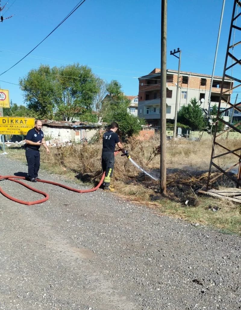 İhbar üzerine olay yerine itfaiye ekipleri sevk edildi.