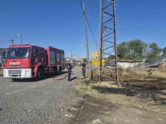 Tekirdağ Muratlı’da boş arsada çıkan yangına itfaiye ekipleri müdahale ediyor