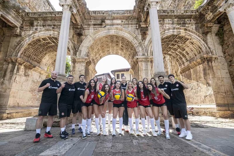 Antalya’nın tarihi Kaleiçi sokakları, bu kez Muratpaşa’nın Sultanları’na sahne oldu.