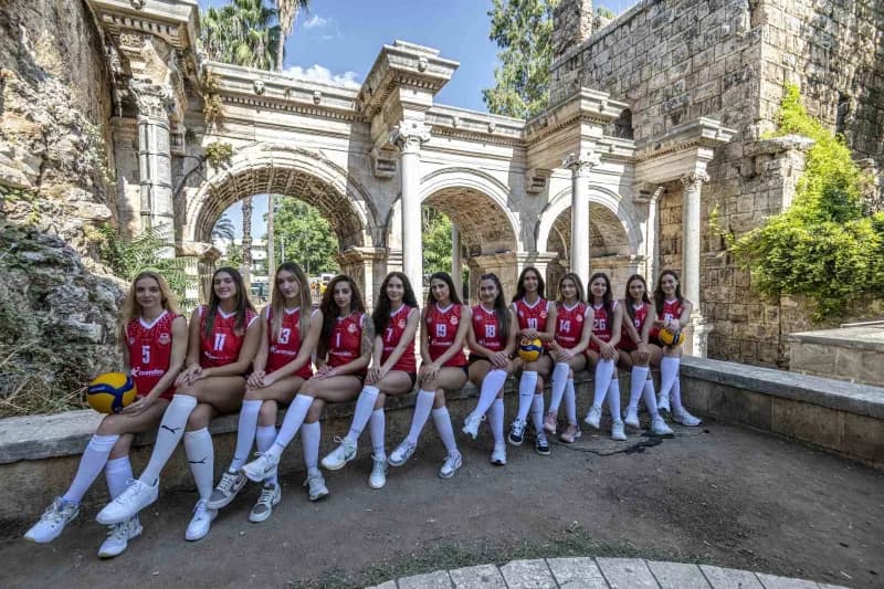 Antalya’nın tarihi Kaleiçi sokakları, bu kez Muratpaşa’nın Sultanları’na sahne oldu.