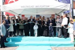 Kayseri Melikgazi'de açılan Mürüvvet-Saadettin Türkkan Ağız ve Diş Sağlığı Polikliniği binası ve açılış töreni