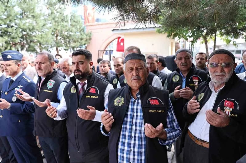 Muş’ta 19 Eylül Gaziler Günü dolayısıyla Garnizon Şehitliği’nde tören düzenlendi.