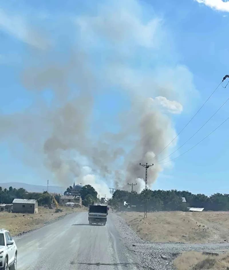 Muş’ta İncebel bağları ile Muratgören köyü yakınında çıkan anız yangınları, itfaiye ekiplerinin müdahalesiyle söndürüldü