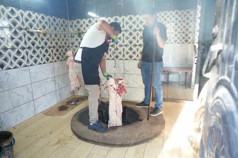 Muş’un yöresel lezzetleri arasında önemli bir yere sahip olan büryan, meralarda yetiştirilen küçükbaş hayvanların etleri