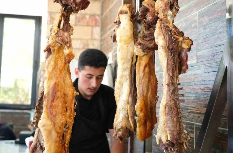 Muş’un yöresel lezzetleri arasında önemli bir yere sahip olan büryan, meralarda yetiştirilen küçükbaş hayvanların etleri