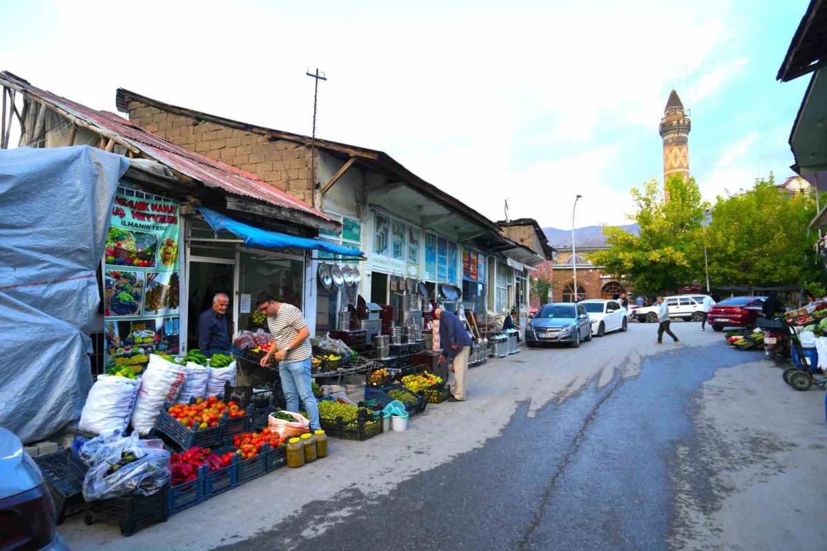 Muş bağlarında yetişen üzüm, armut ve elma gibi güz meyvelerinin tezgâhta satışa sunulması