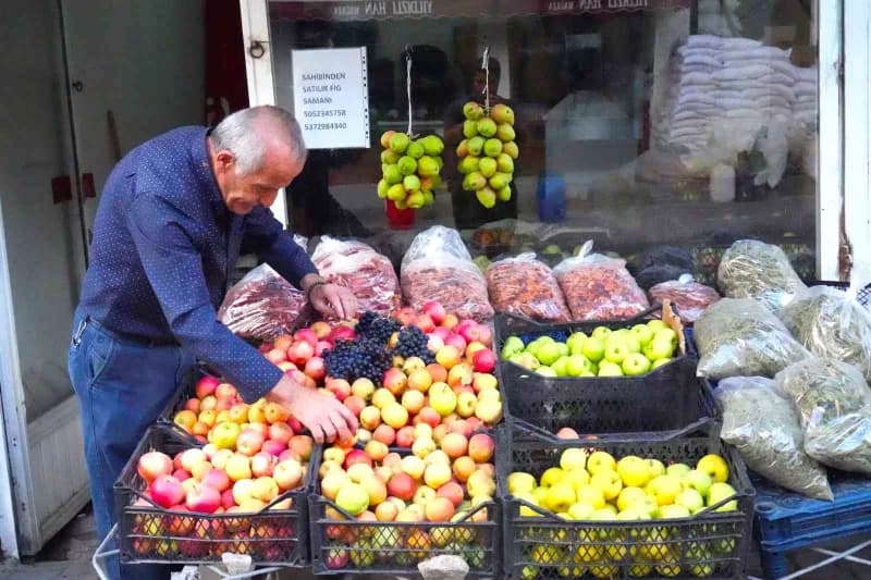 Muş’un bağlarında yetiştirilen üzüm, armut, elma ve diğer güz meyveleri, hasadın ardından kent merkezindeki tezgâhlarda