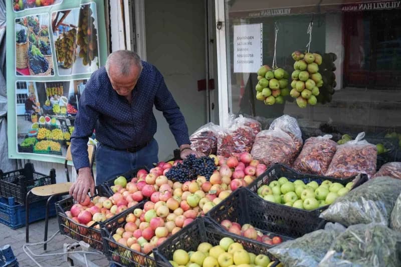Muş’un bağlarında yetiştirilen üzüm, armut, elma ve diğer güz meyveleri, hasadın ardından kent merkezindeki tezgâhlarda