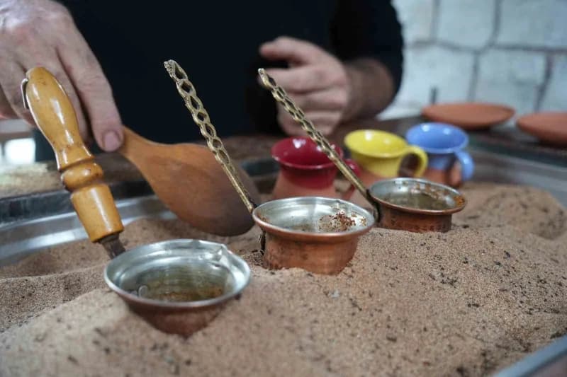 Muş’ta unutulmaya yüz tutmuş geleneksel bir kahve hazırlama yöntemi yeniden yaşatılıyor. Kahve çeşitleri, yörede "Soku t
