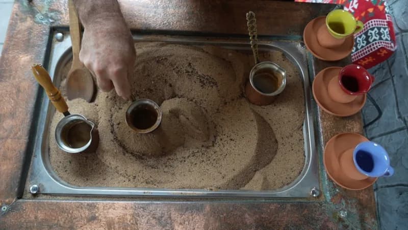 Muş’ta unutulmaya yüz tutmuş geleneksel bir kahve hazırlama yöntemi yeniden yaşatılıyor. Kahve çeşitleri, yörede "Soku t