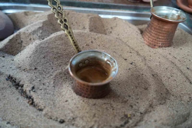 Muş’ta unutulmaya yüz tutmuş geleneksel bir kahve hazırlama yöntemi yeniden yaşatılıyor. Kahve çeşitleri, yörede "Soku t