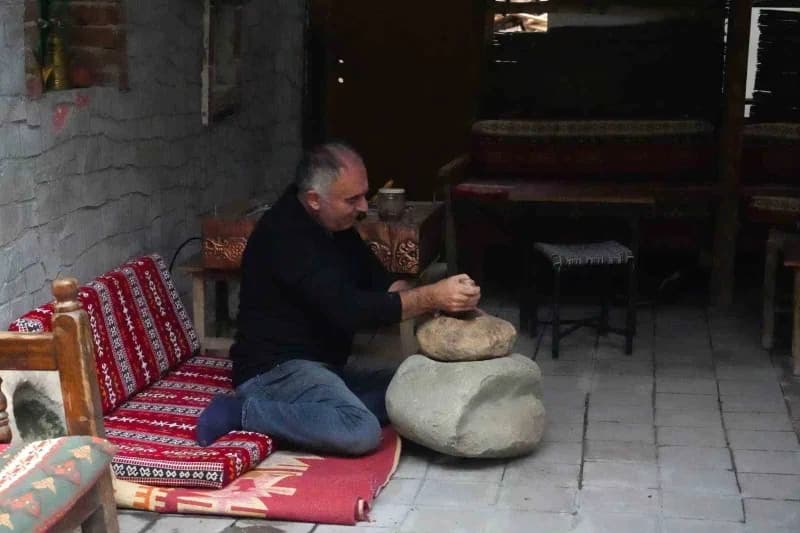 Muş’ta unutulmaya yüz tutmuş geleneksel bir kahve hazırlama yöntemi yeniden yaşatılıyor. Kahve çeşitleri, yörede "Soku t