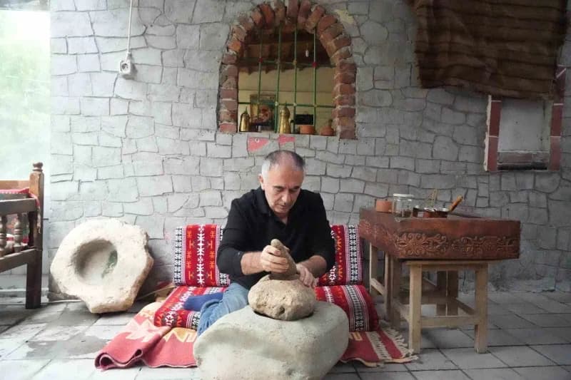 Muş’ta soku taşında öğütülen kahvenin kumda pişirilerek hazırlanış süreci