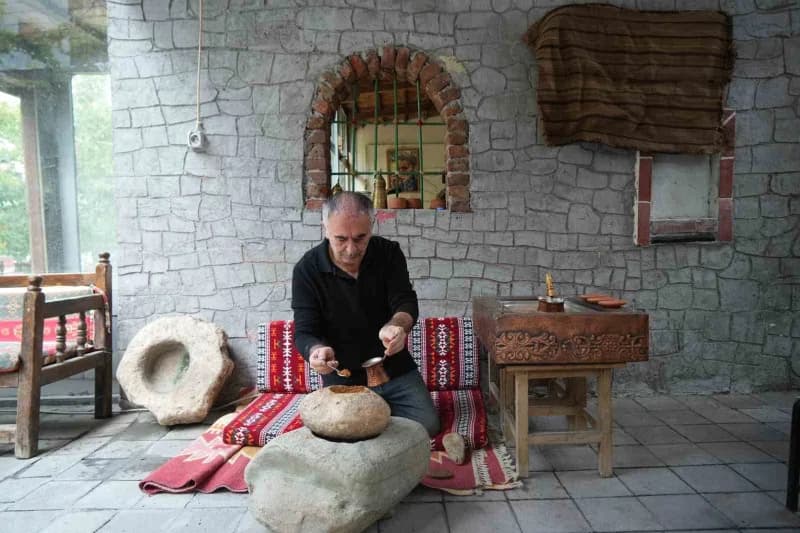 Muş’ta unutulmaya yüz tutmuş geleneksel bir kahve hazırlama yöntemi yeniden yaşatılıyor. Kahve çeşitleri, yörede "Soku t