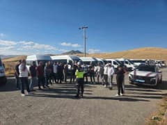 Muş'ta jandarma trafik ekipleri okul servis araçlarını denetlerken sürücüler ve öğrenciler bilgilendiriliyor