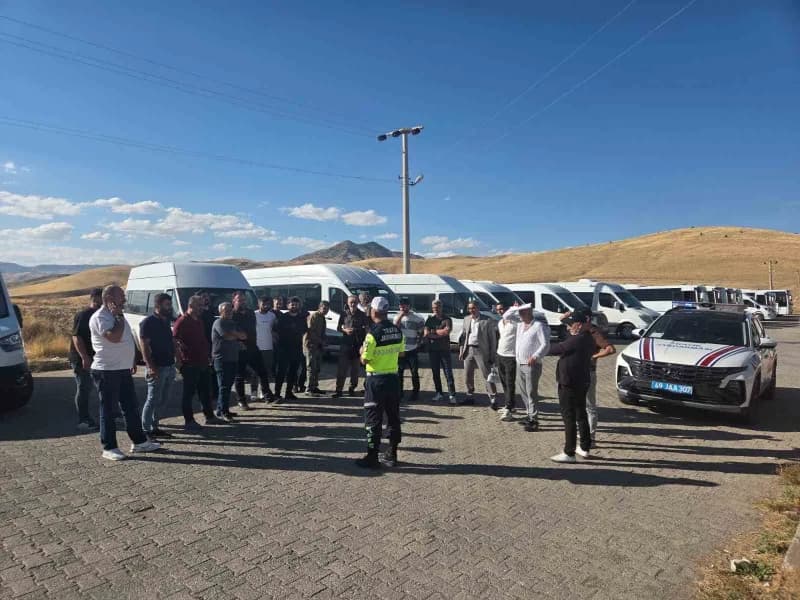 Muş'ta jandarma trafik ekipleri okul servis araçlarını denetlerken sürücüler ve öğrenciler bilgilendiriliyor