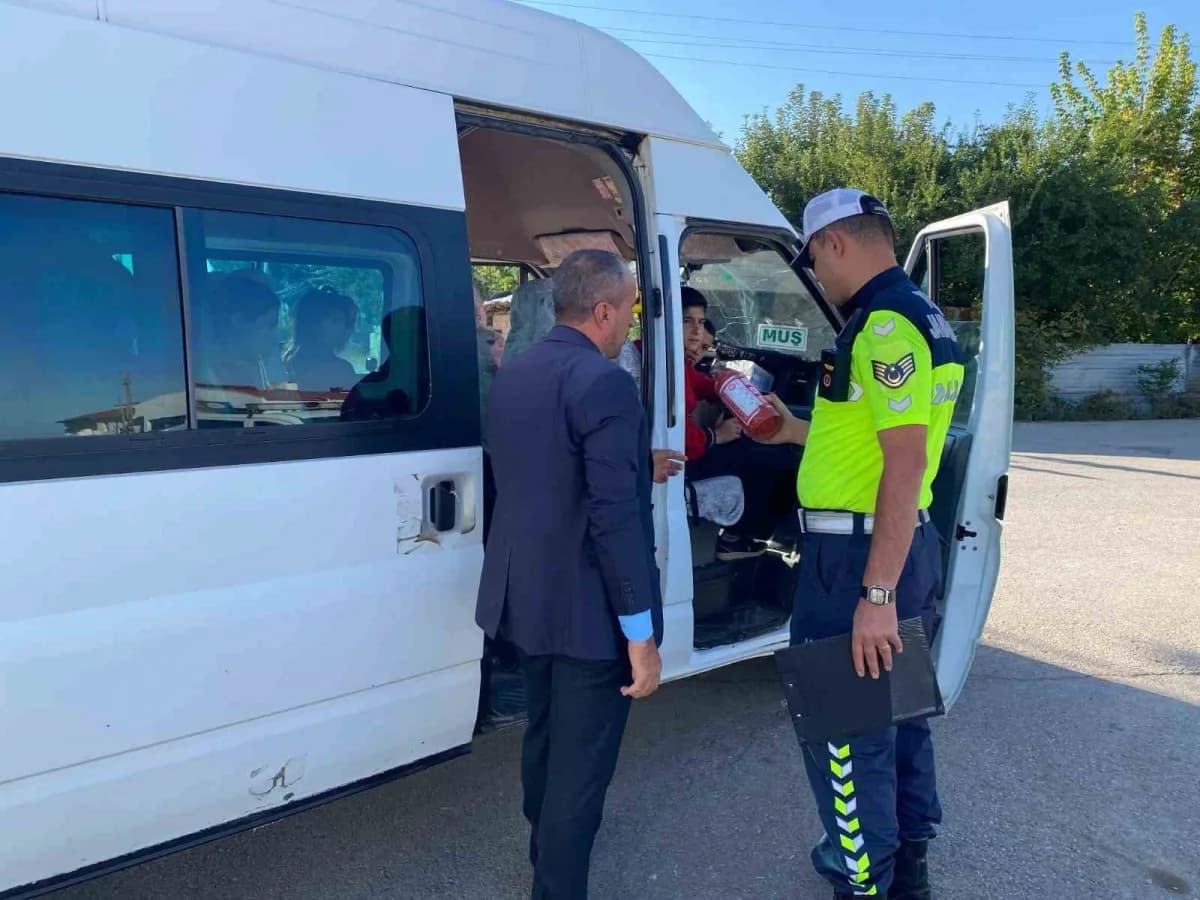 Muş’ta Jandarma Trafik ekipleri tarafından Okul Servis araçlarına yönelik denetim gerçekleştirilirken, sürücüler ve öğre